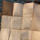 Imagen para el artículo titulado Encuentra 15 carteras de los años 40 ocultas tras una pared cuando remodelaba el baño